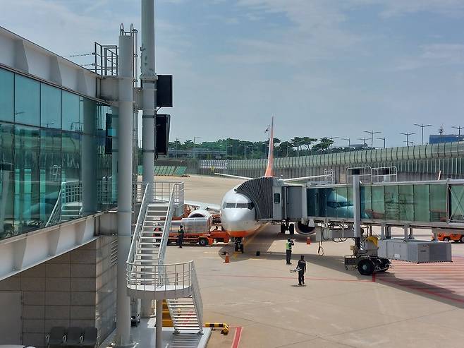 24일 인천공항 제1여객터미널의 스윙게이트인 2번 게이트에 제주항공 7C1302편이 파킹해 있다.