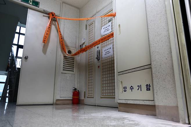 인천에서 사제 총기를 발사해 가족을 숨지게 한 피의자의 주거지에 지난 21일 폴리스 라인이 설치돼 있다. 연합뉴스
