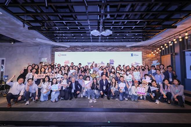 지난달 10일 서울 드림플러스강남에서 열린 ‘위 케어 리셋’ 발대식에서 홍정표(첫줄 왼쪽 열 번째) 한화생명 커뮤니케이션실 부사장, 이민혁(첫줄 왼쪽 여섯 번째) 대한암협회 회장 및 2기 참가자들이 기념촬영을 하고 있다. 한화생명 제공