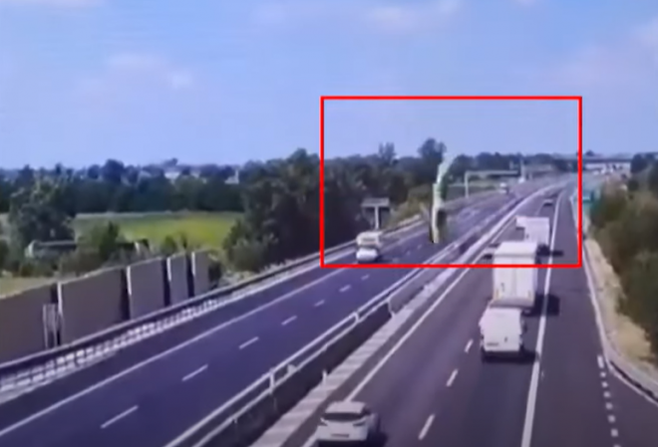 이탈리아 현지 시간으로 22일 북부 룸바르디아주(州) 브레시아에 있는 한 고속도로로 경비행기가 추락했다. CCTV 영상 캡처