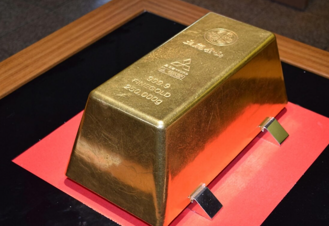 도이 광산 전시관에 있는 250㎏짜리 금괴. 도이킨잔 홈페이지