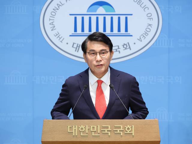 윤상현 국민의힘 의원이 24일 서울 여의도 국회 소통관에서 최근 자신이 주최한 토론회 관련 논란에 대해 기자회견을 하고 있다. 연합뉴스