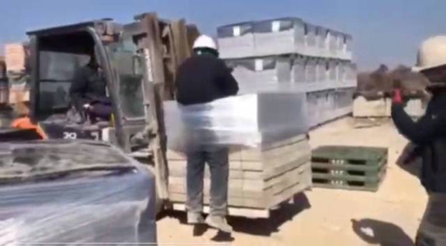전남 나주 한 벽돌생산공장에서 스리랑카 국적 근로자가 벽돌더미와 자신의 몸이 비닐에 싸여 묶인 채로 들려 있다. 사진제공=전남이주노동자인권네트워크