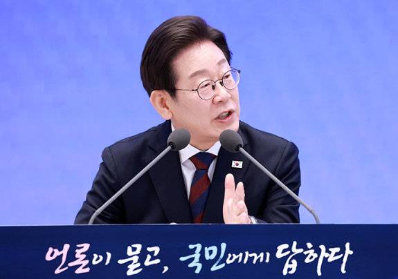 이재명 대통령은 7월 3일 청와대 영빈관에서 열린 ‘대통령의 30일, 언론이 묻고 국민에게 답하다’ 기자회견에서 6월 27일 대출 규제에 대해 ‘맛보기’라고 언급했다. 대통령실통신사진기자단