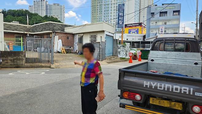 광주 북구 신안교 주변 마을에 사는 한 주민이 지난 17일 오후 5시께 (경찰 추정)발생한 80대 남성의 실종 당시 상황을 취재진에게 설명하고 있다. ⓒ시사저널 정성환