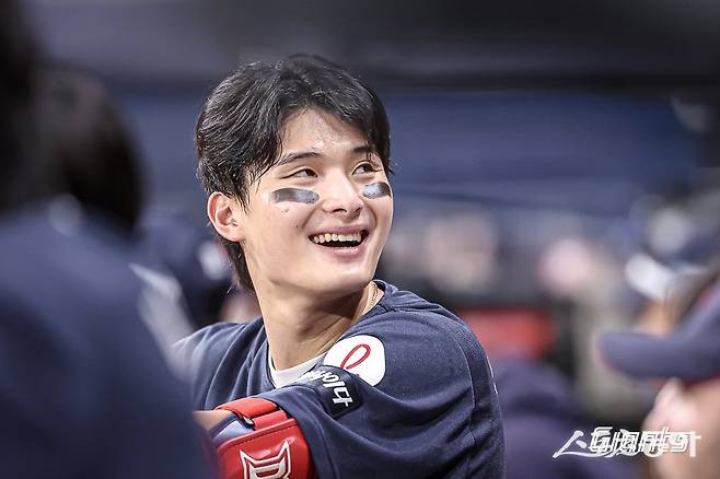 롯데 윤동희가 23일 고척스카이돔에서 열린 키움전 도중 3루 덕아웃에서 관중석을 바라보며 웃고 있다. 사진제공｜롯데 자이언츠