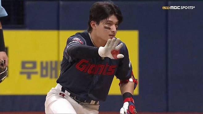 롯데 윤동희가 23일 고척스카이돔에서 열린 키움전 7회초 김선기의 공에 왼 어깨 뒤편을 맞은 뒤 3루 덕아웃의 동료들을 진정시키고 있다. 사진출처｜티빙·MBC SPORTS+ 중계화면 캡처