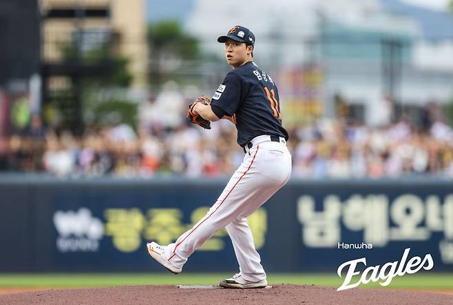 한화 엄상백은 23일 잠실 두산전에서 구원등판해 2.2이닝 6실점으로 흔들렸다. 그는 후반기 첫 경기에서도 전반기 부진을 털어내지 못하며 아쉬움을 남겼다. 사진제공｜한화 이글스