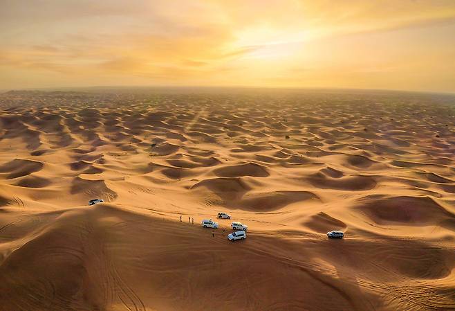 두바이 외곽의 사막 지대에서 진행되는 사막 사파리 투어. 사진제공|VisitDubai