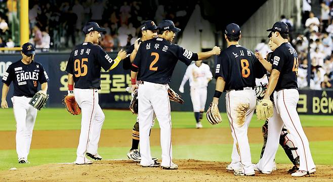 한화 선수들이 지난 22일 잠실 두산전에서 10연승을 달성한 뒤 환호하고 있다. 연합뉴스