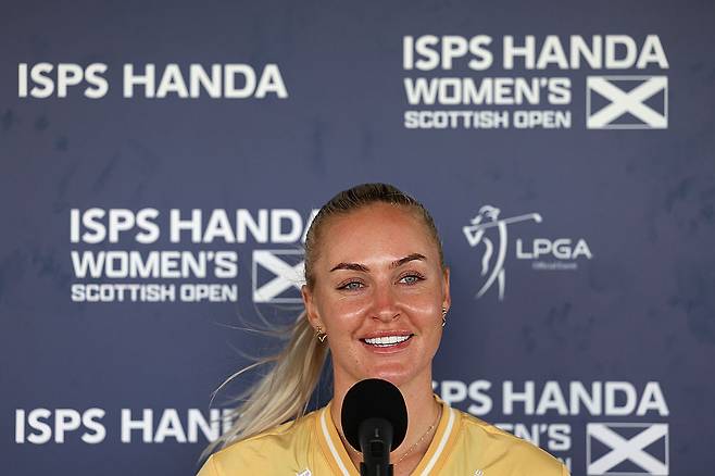 찰리 헐이 24일 영국 스코틀랜드 트룬의 던도널드 링크스GC에서 열린 LPGA 투어 ISPA 한다 스코티시 여자오픈 대회 개막전 인터뷰에서 에비앙 챔피언십 당시 상황을 이야기 하며 활짝 웃고 있다. ｜게티이미지