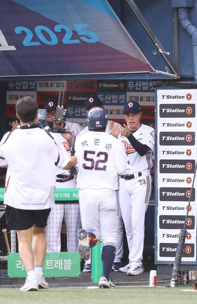 ▲ 박준순의 홈런을 축하하는 조성환 감독 대행 ⓒ 두산 베어스