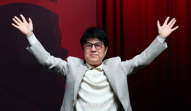 (서울=뉴스1) 황기선 기자 = 가수 조용필이 22일 오후 서울 용산구 블루스퀘어에서 열린 정규 20집 '20' 기자간담회에서 포즈를 취하고 있다.   이번 정규 앨범 '20'은 2013년 정규 19집 '헬로'(Hello) 이후 11년 만이다. 2024.10.22/뉴스1  Copyright (C) 뉴스1. All rights reserved. 무단 전재 및 재배포,  AI학습 이용 금지. /사진=(서울=뉴스1) 황기선 기자