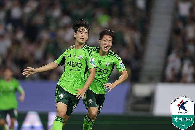 전북 현대 김진규(왼쪽)가 23일 전주월드컵경기장에서 열린 강원FC전에서 선제골을 넣은 뒤 강상윤과 함께 기뻐하고 있다. /사진=한국프로축구연맹 제공