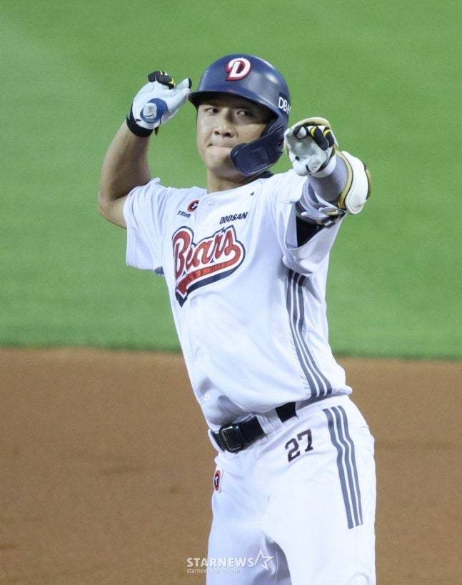 2025 신한 SOL Bank KBO리그 두산 베어스 대 한화 이글스 경기가 23일 서울 잠실야구장에서 열렸다.  두산 김대한이 4회말 1사 2,3루에서 2타점 적시타를 날리고 출루한 후 세리머니를 하고 있다. /사진=김진경 대기자