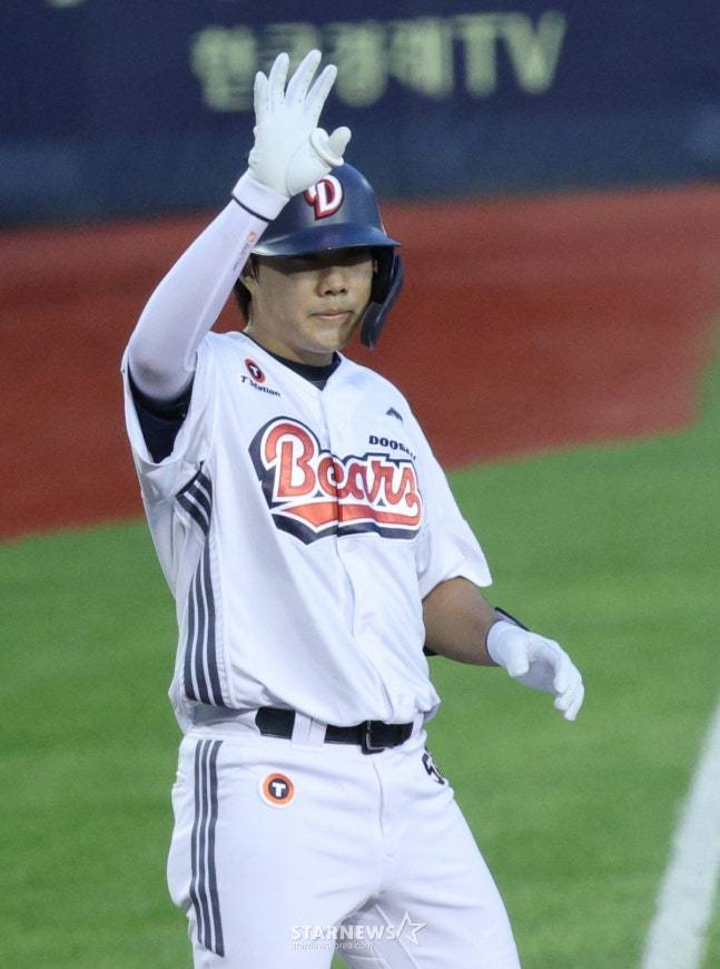 2025 신한 SOL Bank KBO리그 두산 베어스 대 한화 이글스 경기가 23일 서울 잠실야구장에서 열렸다.  두산 박준순이 4회말 1사에서 좌중월 3루타를 날리고 3루에 안착한 후 기뻐하고 있다. /사진=김진경 대기자