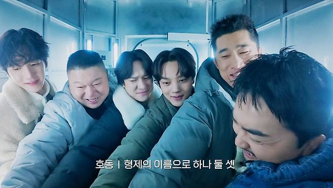 대탈출 더 스토리 단체 장면: 강호동, 고경표, 백현, 여진구, 유병재, 김동현이 함께 손을 모으며 하나 둘 셋을 외치는 장면