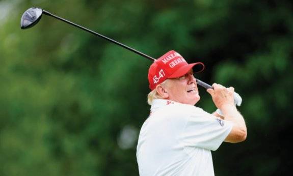 도널드 트럼프&nbsp;미국 대통령이 골프를 즐기고 있다. 골프장 같은 개활지에선 드론 대응이 어려울 수 있다. GETTYIMAGES