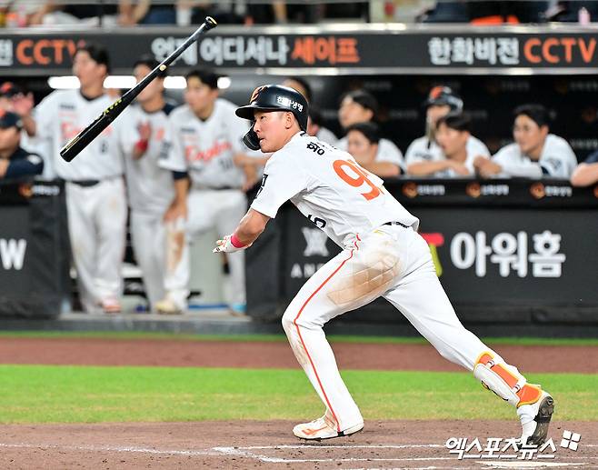 한화 이글스 내야수 황영묵이 올해 정규시즌 경기에 출전해 타격하고 있다. 엑스포츠뉴스 DB