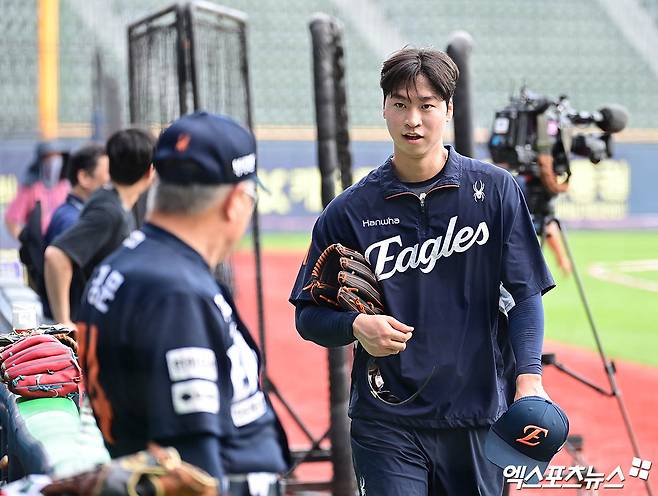 왼쪽부터 한화 이글스 김경문 감독, 엄상백. 지난 22일 잠실 두산 베어스전을 앞두고 대화를 나누고 있다. 엑스포츠뉴스 DB