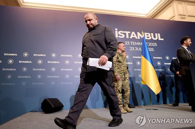 러·우크라 회담 (이스탄불 EPA=연합뉴스) 23일(현지시간) 오후 루스템 우메로우 우크라이나 국가안보국방위원회(NSDC) 사무총장이 이스탄불 츠라안궁전에서 러시아와 평화협상 3차 회담 후 기자회견을 마치고 걸어나가고 있다. 2025.7.24 photo@yna.co.kr