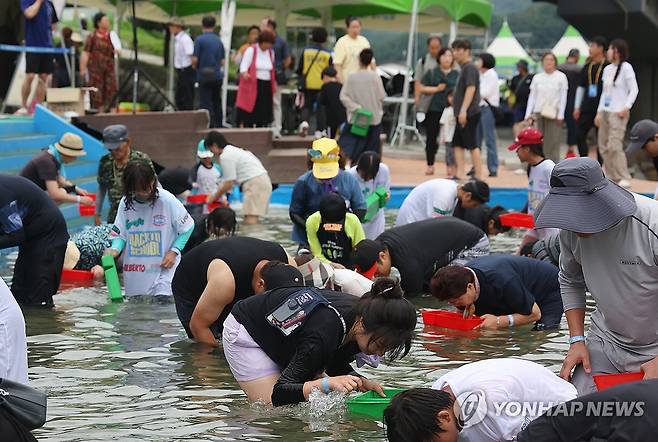 철원 화강 다슬기축제 [연합뉴스 자료사진]