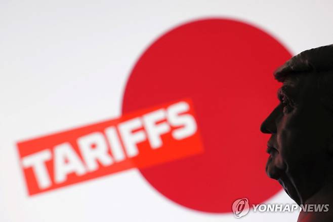 도널드 트럼프 미국 대통령 인형과 일본 관세 [로이터 연합뉴스 자료사진. 재판매 및 DB 금지]