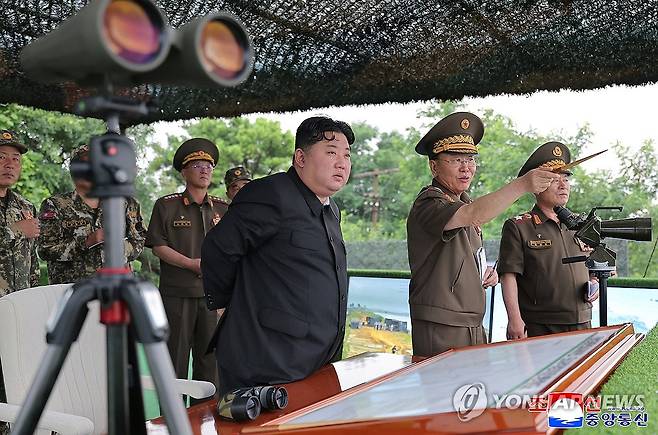 북한 김정은, 포병 사격훈련경기 참관 (평양 조선중앙통신=연합뉴스) 김정은 북한 국무위원장이 지난 23일 인민군 대연합부대 포병구분대들의 포사격훈련경기를 참관했다고 조선중앙통신이 24일 보도했다. 2025.7.24 
    [국내에서만 사용가능. 재배포 금지. For Use Only in the Republic of Korea. No Redistribution] nkphoto@yna.co.kr