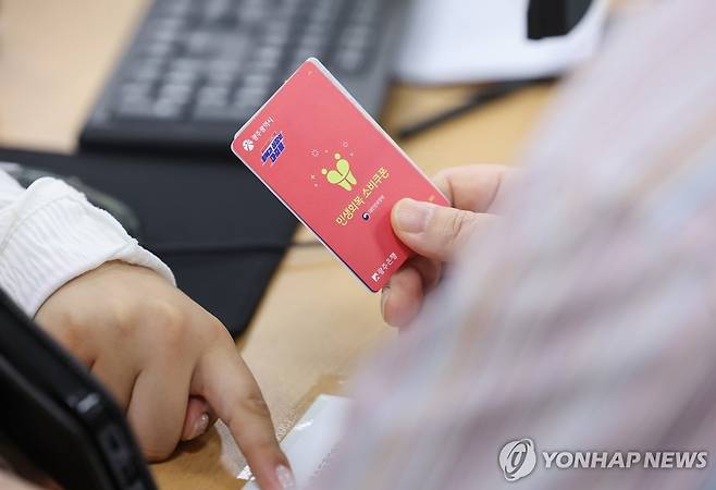 색상 교체 소비쿠폰 지급 (광주=연합뉴스) 김혜인 기자 = 24일 오전 광주 북구 한 행정복지센터에서 한 가지 색상으로 단일화한 소비쿠폰 현물 카드를 배부하고 있다.
    광주시는 소득수준별 소비쿠폰 현물 카드 색상을 달리해 인권 감수성이 부족하다는 지탄을 받았고, 공무원들의 철야 작업으로 스티커를 붙여 색상을 통일했다. 2025.7.24 in@yna.co.kr