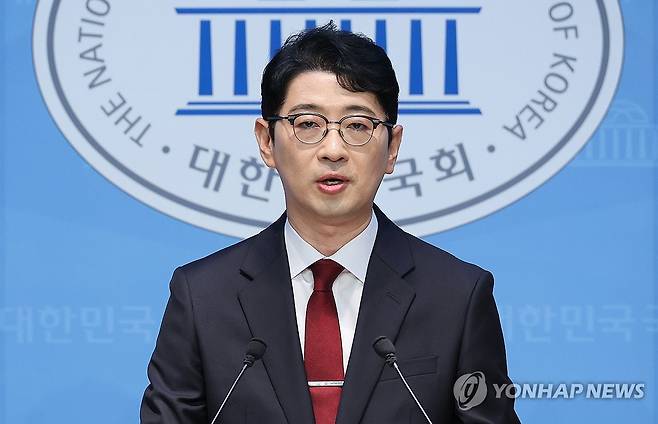 국민의힘 당대표 출마 선언 기자회견하는 주진우 의원 (서울=연합뉴스) 박동주 기자 = 국민의힘 주진우 의원이 24일 서울 여의도 국회 소통관에서 국민의힘 당대표 출마 선언 기자회견을 하고 있다. 2025.7.24 pdj6635@yna.co.kr