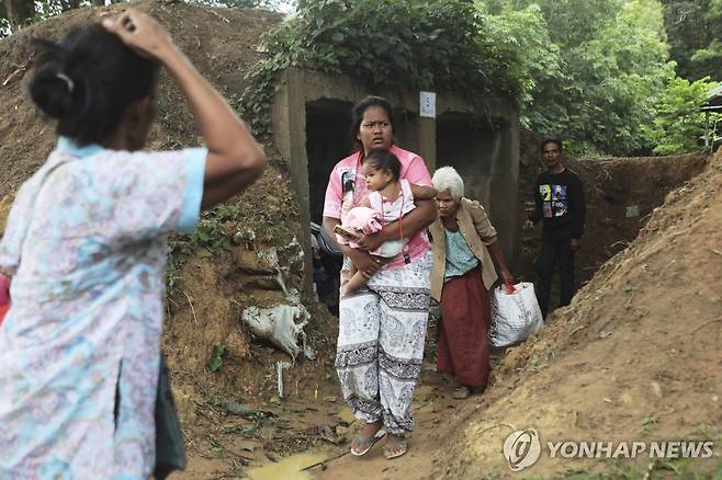 교전 발생으로 대피하는 태국 시민들 [AP=연합뉴스. 재판매 및 DB 금지]