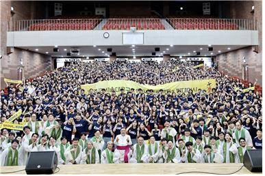 천주교 서울대교구 순례단 (서울=연합뉴스) 천주교 서울대교구가 '젊은이의 희년' 행사에 파견하는 순례단이 7월 19일 서울 혜화동 가톨릭청소년회관에서 열린 발대 미사를 마치고 이경상 주교 등과 함께 기념사진을 촬영하고 있다. [천주교 서울대교구 제공. 재판매 및 DB 금지]