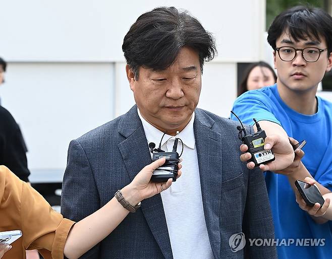 '대출사기 등 혐의' 양문석 의원 항소심도 당선무효형 (수원=연합뉴스) 홍기원 기자 = 딸 명의 편법대출 및 재산축소·페이스북 허위사실 글 게시 등 혐의로 기소된 더불어민주당 양문석 의원이 24일 경기도 수원시 영통구 수원고등법원에서 열린 항소심 선고공판을 마치고 나오고 있다. 
    수원고법 형사3부(김종기 고법판사)는 이날 양 의원의 항소심 선고 공판에서 특정경제범죄가중처벌법상 사기 혐의에 대해 징역 1년 6월에 집행유예 3년, 공직선거법 위반 혐의에 대해 벌금 150만원을 선고한 원심 형량을 유지했다. 2025.7.24 [공동취재] xanadu@yna.co.kr