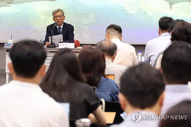 발언하는 유홍준 국립중앙박물관장 (서울=연합뉴스) 서명곤 기자 =  유홍준 신임 국립중앙박물관장이 24일 서울 용산구 국립중앙박물관에서 열린 기자간담회에서 소감을 밝히고 있다.  2025.7.24 seephoto@yna.co.kr