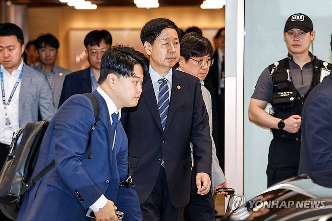 굳은 표정으로 공항 나서는 구윤철 기재부 장관 (영종도=연합뉴스) 이진욱 기자 = 한미 간 '2+2 통상협상'을 위해 미국으로 출국하려던 구윤철 부총리 겸 기재부 장관이 24일 인천국제공항 제2여객터미널에서 굳은 표정으로 나오고 있다.
    기획재정부는 24일 오전 언론 공지를 통해 "미국과 예정됐던 25일 '2+2협상'은 미국 스콧 베선트 재무장관의 긴급한 일정으로 인해 개최하지 못하게 됐다"고 밝혔다. 2025.7.24 [공동취재] cityboy@yna.co.kr