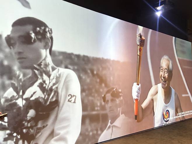 '마라톤 영웅' 손기정의 두 모습      (서울=연합뉴스) 김예나 기자 = 24일 서울 용산구 국립중앙박물관에서 열린 광복 80주년 특별전 '두발로 세계를 제패하다' 사전공개회에서 손기정 선수의 여정을 인공지능(AI) 기술로 재현한 영상이 공개되고 있다. 2025.7.24
    yes@yna.co.kr
