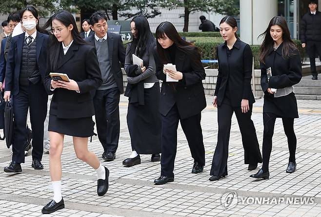 법원 청사 나서는 뉴진스(NJZ) (서울=연합뉴스) 김인철 기자 = 걸그룹 뉴진스(NJZ)가 7일 서울 서초구 서울중앙지방법원에서 열린 '기획사 지위보전 및 광고계약 체결 등 금지' 가처분 신청의 심문기일을 마친 뒤 법원 청사를 나서고 있다. 2025.3.7 yatoya@yna.co.kr