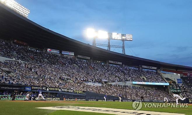 잠실구장을 가득 메운 관중들 [연합뉴스 자료사진]