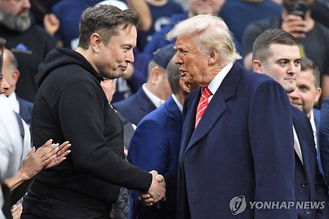 트럼프 대통령과 일론 머스크 도널드 트럼프 미국 대통령과 일론 머스크 테슬라 최고경영자(CEO)가 지난 3월 22일 악수하는 모습.