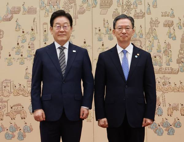 이재명 대통령이 23일 서울 용산 대통령실 청사에서 열린 임명장 및 위촉장 수여식에서 정성호 법무부 장관에게 임명장을 수여한 뒤 기념촬영을 하고 있다. 2025.7.23 /연합뉴스