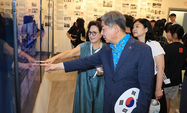 ▲ 24일(현지시간) 미국 하와이 그리스도 교회에서 열린 '광복 80주년 8.15K 하와이 독립의 길을 걷다' 행사에 참석한 정해권 인천시의회 의장이 교회 내부를 살펴보고 있다. /하와이=이재민 기자 leejm@incheonilbo.com
