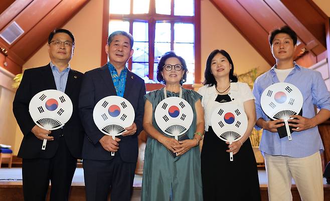 ▲ 24일(현지시간) 미국 하와이 그리스도 교회에서 열린 '광복 80주년 8.15K 하와이 독립의 길을 걷다' 행사에 참석한 정해권 인천시의회 의장과 시의원들이 기념촬영을 하고 있다. /하와이=이재민 기자 leejm@incheonilbo.com