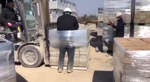 지난 15일 나주시 반남면 한 벽돌 공장에서 스리랑카 외국인 노동자를 비닐로 묶어 지게차로 들어올리는 등 괴롭히는 영상이 공개됐다.  <전남이주노동자인권네트워크 제공>