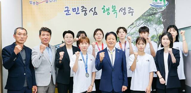 성주군청 소속 태권도 손민선 선수가 '2025 라인루르 하계세계대학경기대회'에서 은메달을 획득한 후 성주군청을 방문했다. 성주군 제공