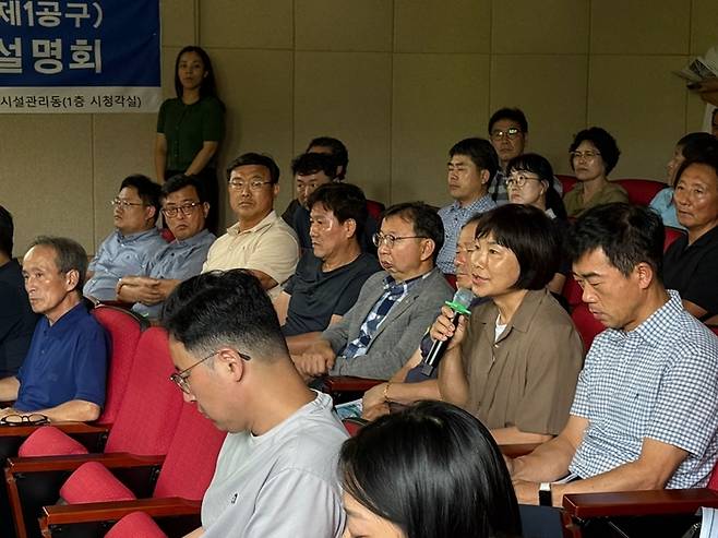 25일 오후 2시 대구 달성군 그린에너지센터에서 열린 대구산업선철도 제1공구 환경영향평가 주민 설명회에 참석한 주민이 국가철도공단 측에 질의하고 있다.