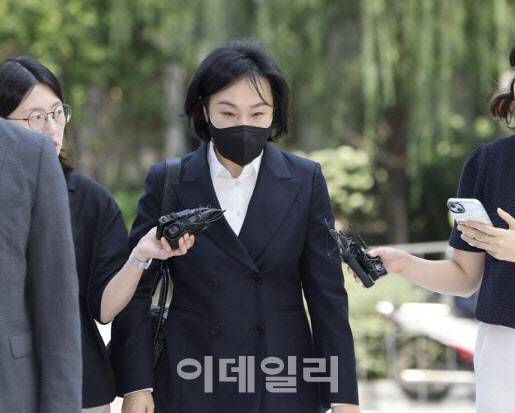 김건희 여사의 ‘문고리 3인방’으로 알려진 유경옥 전 행정관이 25일 서울 종로구 KT광화문빌딩에 마련된 김건희 여사 관련 의혹을 수사 중인 민중기 특별검사팀 사무실에 출석하고 있다. (사진=연합뉴스)