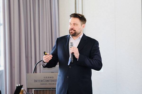 캘럽 스나이더(Caleb Snider), 아시아 사장(Managing Director, Asia)이 서울 살롱에서 오픈 엑세스에 대해서 발표하고 있다. (사진=엠디피아이코리아 제공)