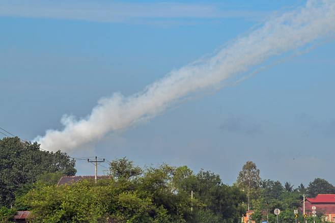 25일(현지시간) 태국 국경 근처 캄보디아 북부 오다르메안체이주에서 다연장 로켓 발사기가 공격을 감행한 뒤 연기가 공중에 떠 있는 모습.  (사진=AFP)