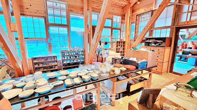 일본 도쿠시마현 쓰레기제로 마을 가미카쓰초에는 쓰레기를 분리하고 관리하는 ‘고미 스테이션’. 이곳에서는 쓰레기를 무려 45가지로 분류해 다시 팔거나 재활용하고 있다.