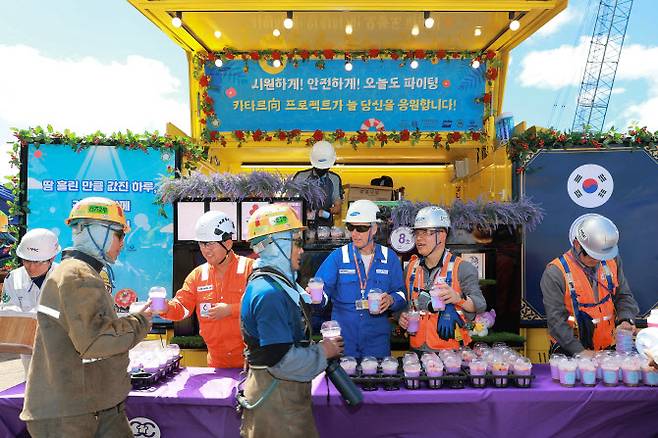 이왕근 삼성중공업 조선소장(오른쪽 두번째)과 앤디 그라함 JP모건 사이트메니져(오른쪽 3번째)가 수박화채를 나눠주고 있다.(사진=삼성중공업)